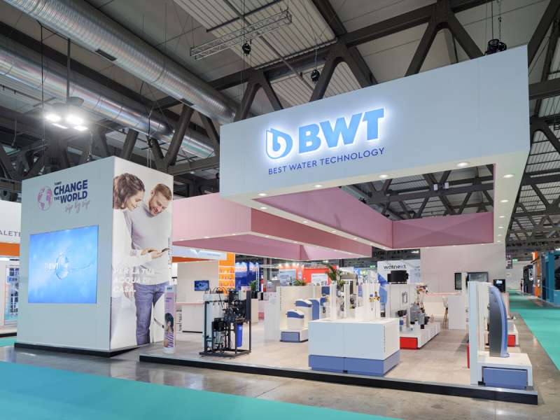 arredamento espositori e banchi personalizzati, soluzioni personalizzate, fiere in italia, noleggio e vendita maxi schermo, stand laccati, espositori fieristici, stampa digitale grande formato, concept e design, ledwall, form allestimenti milano