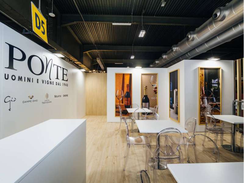 arredamento espositori e banchi personalizzati, stand soppalco, made in italy, stand a due piani, form group