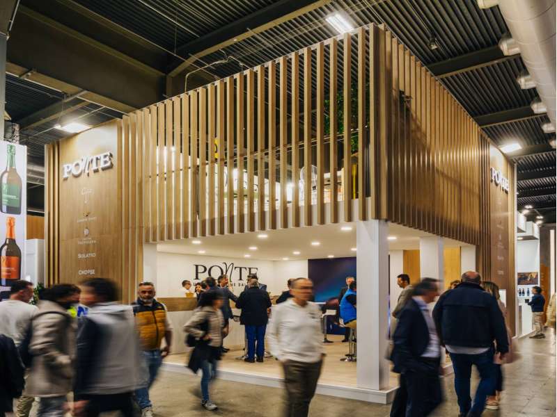 arredamento espositori e banchi personalizzati, stand soppalco, made in italy, stand a due piani, form group